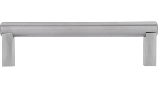 Griff Jüchen Edelstahl fein geschliffen - 140 mm lang  vor weißem Hintergrund