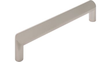 Griff Kierspe Druckguss vernickelt feingeschliffen - 138 mm lang vor weißem Hintergrund