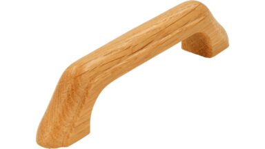 Griff Krumbach Holz eiche natur lackiert - 120 mm lang  vor weißem Hintergrund