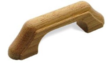 Griff Krumbach Holz eiche natur lackiert - 88 mm lang vor weißem Hintergrund