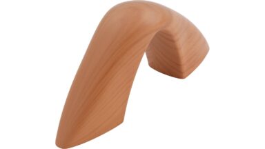 Griff Landshut Kunststoff holzeffekt kirschfarbig - 64 mm lang vor weißem Hintergrund