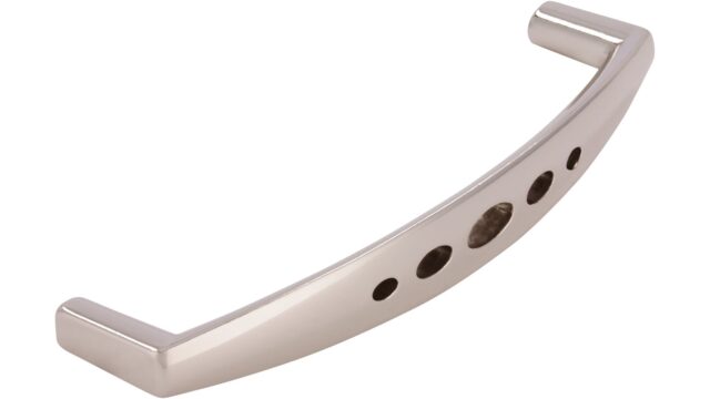 Griff Marktredwitz Druckguss nickel glänzend - 102 mm lang  vor weißem Hintergrund