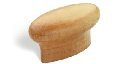 Griff Mömbris Holz ahorn natur lackiert - 61 mm lang vor weißem Hintergrund
