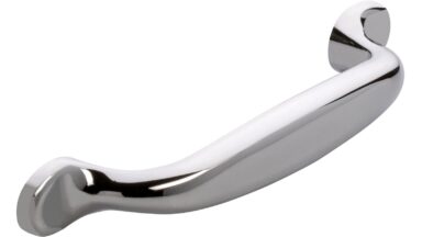 Griff Porta-Westfalica Druckguss chrom glänzend - 131 mm lang  vor weißem Hintergrund