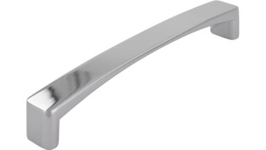 Griff Puchheim Druckguss chrom glänzend - 136 mm lang  vor weißem Hintergrund