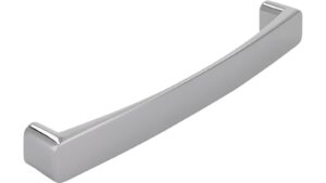Griff Puchheim Druckguss chrom glänzend - 136 mm lang  vor weißem Hintergrund