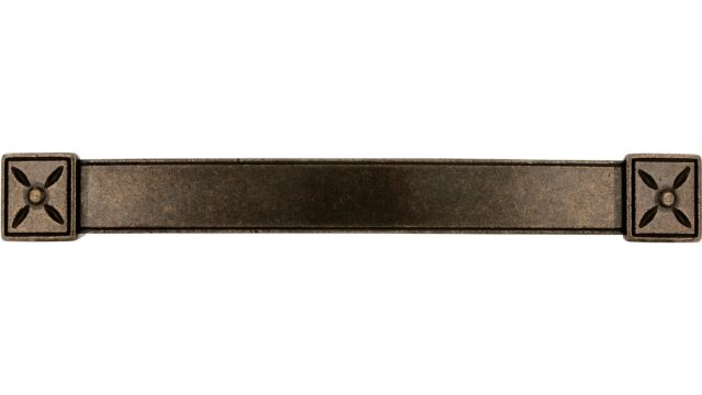 Griff Püttlingen Druckguss altmessing brüniert mittel - 110 mm lang  vor weißem Hintergrund
