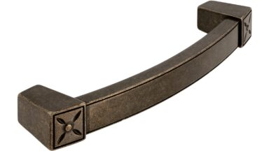 Griff Püttlingen Druckguss altmessing brüniert mittel - 110 mm lang  vor weißem Hintergrund