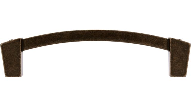 Griff Püttlingen Druckguss altmessing brüniert mittel - 110 mm lang  vor weißem Hintergrund