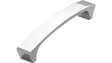 Griff Rees Druckguss chrom glänzend - 148 mm lang  vor weißem Hintergrund