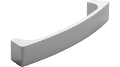 Griff Rees Druckguss chrom glänzend - 148 mm lang  vor weißem Hintergrund