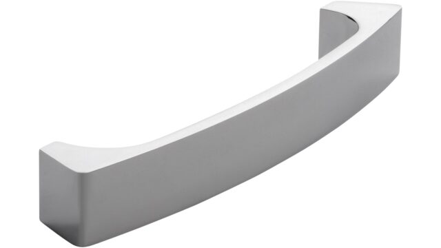 Griff Rees Druckguss chrom glänzend - 148 mm lang  vor weißem Hintergrund