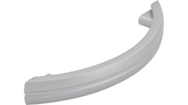 Griff Reisa Kunststoff metallisiert weißaluminium - 136 mm lang  vor weißem Hintergrund