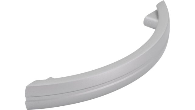 Griff Reisa Kunststoff metallisiert weißaluminium - 136 mm lang  vor weißem Hintergrund