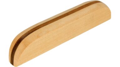 Griff Scharbeutz Holz ahorn natur lackiert nussbaum natur lackiert - 96 mm lang vor weißem Hintergrund
