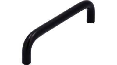 Griff Schöningen Stahl schwarz matt pulverbeschichtet - 104 mm lang vor weißem Hintergrund