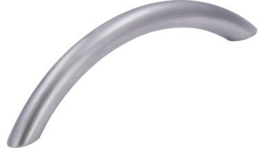 Griff Seevetal Druckguss chrom matt - 110 mm lang vor weißem Hintergrund