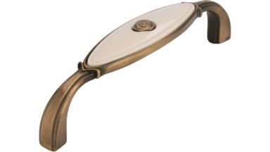 Griff Taufkirchen Druckguss - Kunststoff altmessing brüniert gebürstet beige - 106 mm lang vor weißem Hintergrund