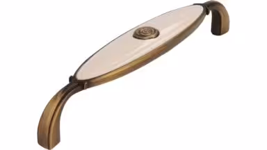 Griff Taufkirchen Druckguss - Kunststoff altmessing brüniert gebürstet beige - 138 mm lang vor weißem Hintergrund