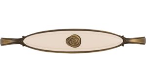 Griff Taufkirchen Druckguss - Kunststoff altmessing brüniert gebürstet beige - 138 mm lang  vor weißem Hintergrund