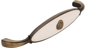 Griff Taufkirchen Druckguss - Kunststoff altmessing brüniert gebürstet beige - 138 mm lang  vor weißem Hintergrund