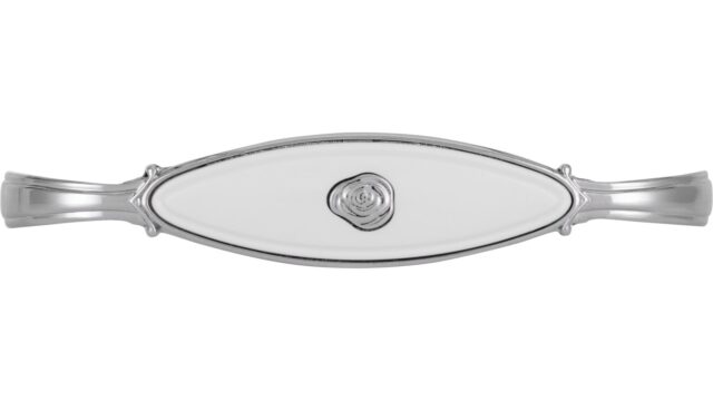 Griff Taufkirchen Druckguss - Kunststoff chrom glänzend weiß - 106 mm lang  vor weißem Hintergrund