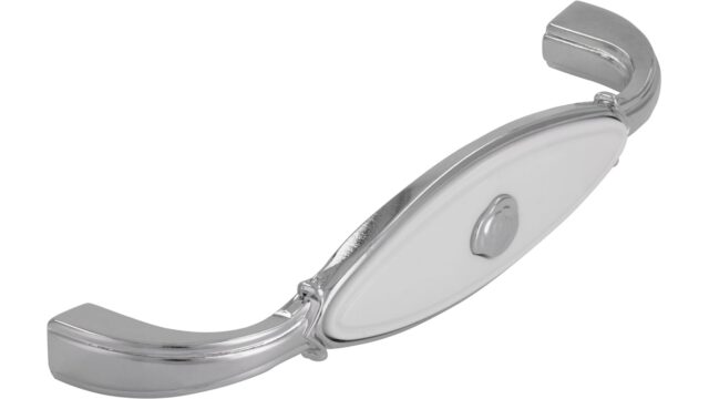 Griff Taufkirchen Druckguss - Kunststoff chrom glänzend weiß - 106 mm lang  vor weißem Hintergrund