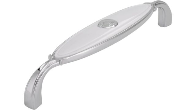 Griff Taufkirchen Druckguss - Kunststoff chrom glänzend weiß - 138 mm lang vor weißem Hintergrund