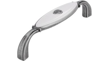 Griff Taufkirchen Druckguss - Kunststoff altsilberfarbig weiß - 106 mm lang vor weißem Hintergrund