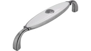 Griff Taufkirchen Druckguss - Kunststoff altsilberfarbig weiß - 138 mm lang  vor weißem Hintergrund