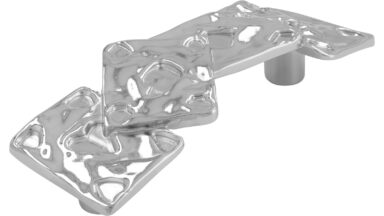 Griff Vechelde Druckguss chrom glänzend - 90 mm lang vor weißem Hintergrund