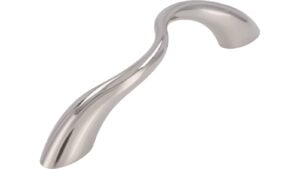 Griff Wadgassen Druckguss nickel glänzend - 130 mm lang  vor weißem Hintergrund