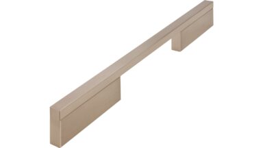 Griff Wendlingen Aluminium vernickelt feingeschliffen - 252 mm lang vor weißem Hintergrund