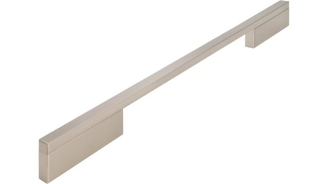Griff Wendlingen Aluminium vernickelt feingeschliffen - 348 mm lang vor weißem Hintergrund