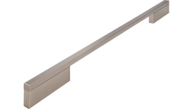 Griff Wendlingen Aluminium vernickelt feingeschliffen - 412 mm lang vor weißem Hintergrund