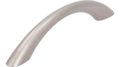 Griff Werder Kunststoff nickel matt gebürstet - 134 mm lang vor weißem Hintergrund