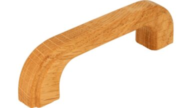 Griff Wernau Holz eiche natur lackiert - 112 mm lang vor weißem Hintergrund