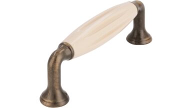 Griff + Einlage Wörth Druckguss - Kunststoff altmessing brüniert gebürstet beige - 114 mm lang vor weißem Hintergrund