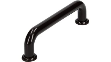Griff + Unterlagen Bonn Kunststoff schwarz-braun - 112 mm lang  vor weißem Hintergrund