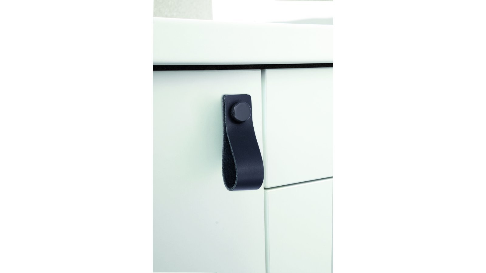 Knopf Asperg Aluminium - Echtleder schwarz schwarz matt pulverbeschichtet - 76 mm lang  vor weißem Hintergrund