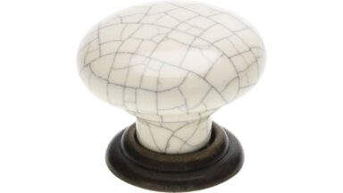 Knopf Bad-Liebenwerda Keramik - Druckguss weiß beige-grau gesprenkelt altmessingfarbig brüniert getrommelt - 34 mm lang vor weißem Hintergrund