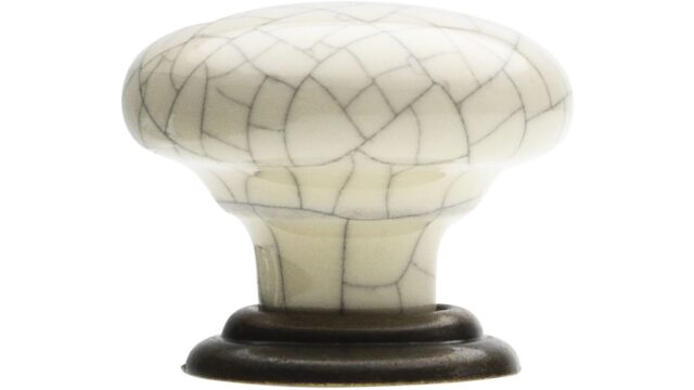 Knopf Bad-Liebenwerda Keramik - Druckguss weiß beige-grau gesprenkelt altmessingfarbig brüniert getrommelt - 34 mm lang  vor weißem Hintergrund