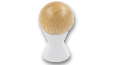 Knopf Eching Holz - Druckguss buche natur lackiert reinweiß pulverbeschichtet - 16 mm lang vor weißem Hintergrund