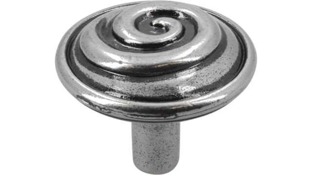 Knopf Geislingen Druckguss altsilberfarbig - 40 mm lang vor weißem Hintergrund