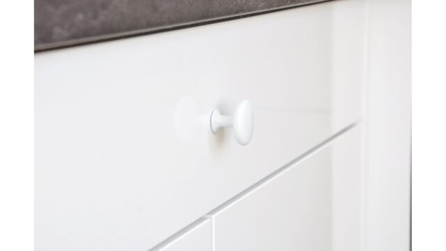 Knopf Griesheim Druckguss reinweiß pulverbeschichtet - 31 mm lang  vor weißem Hintergrund