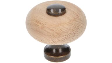 Knopf Großhansdorf Holz-Messing/Metallfuß eiche roh brüniert - 30 mm lang vor weißem Hintergrund