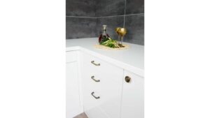 Moebelknopf-Hassloch-brueniert-messing-Messing-Zinkdruckguss-laenge-36-614400-anwendung Knopf Haßloch Druckguss altmessingfarbig brüniert getrommelt - 36 mm lang vor weißem Hintergrund