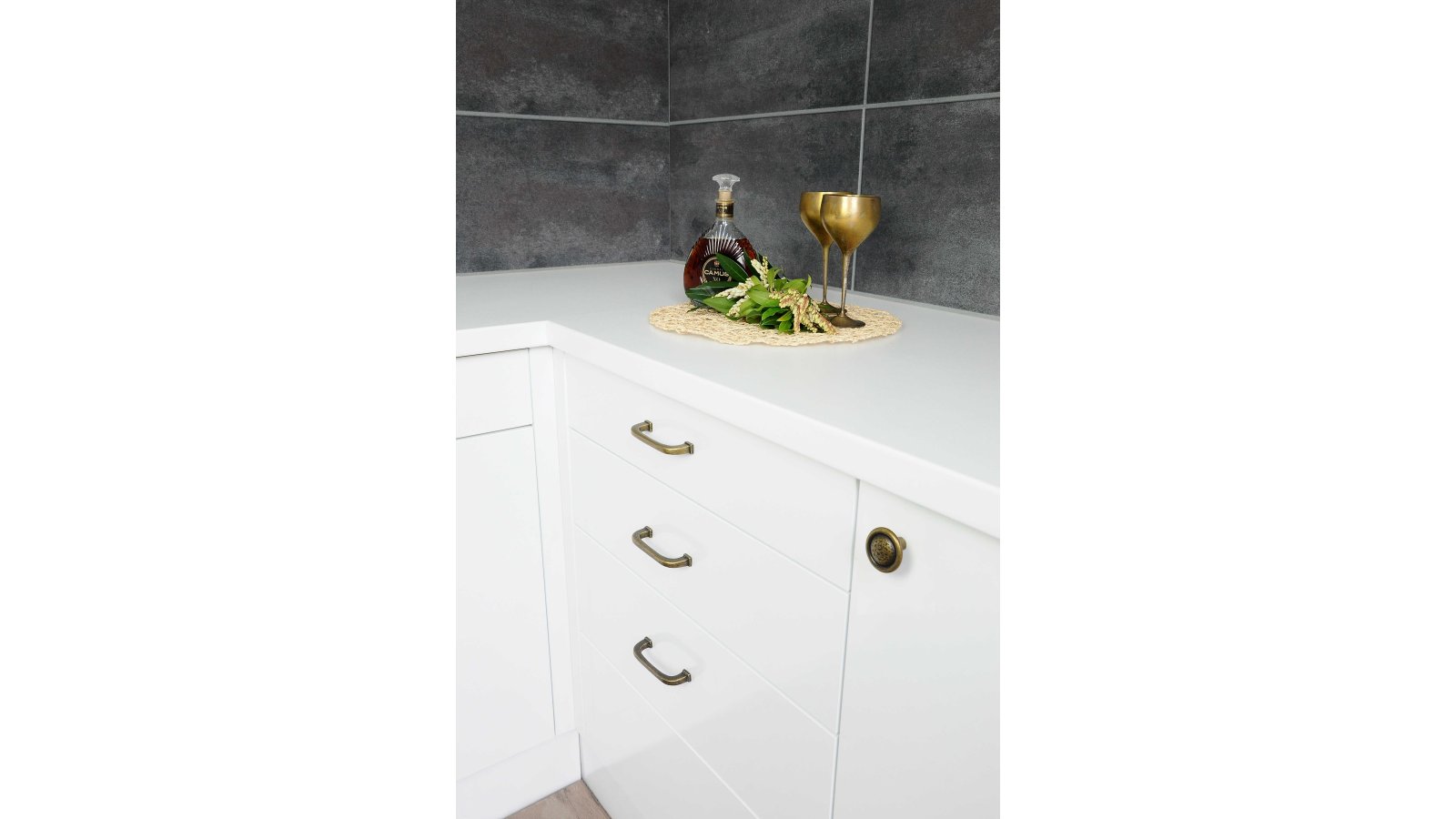 Moebelknopf-Hassloch-brueniert-messing-Messing-Zinkdruckguss-laenge-36-614400-anwendung Knopf Haßloch Druckguss altmessingfarbig brüniert getrommelt - 36 mm lang vor weißem Hintergrund