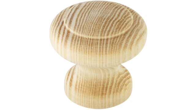 Knopf Jork Holz kiefer roh - 30 mm lang vor weißem Hintergrund