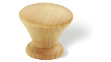Knopf Ludwigslust Holz ahorn natur lackiert - 39 mm lang  vor weißem Hintergrund